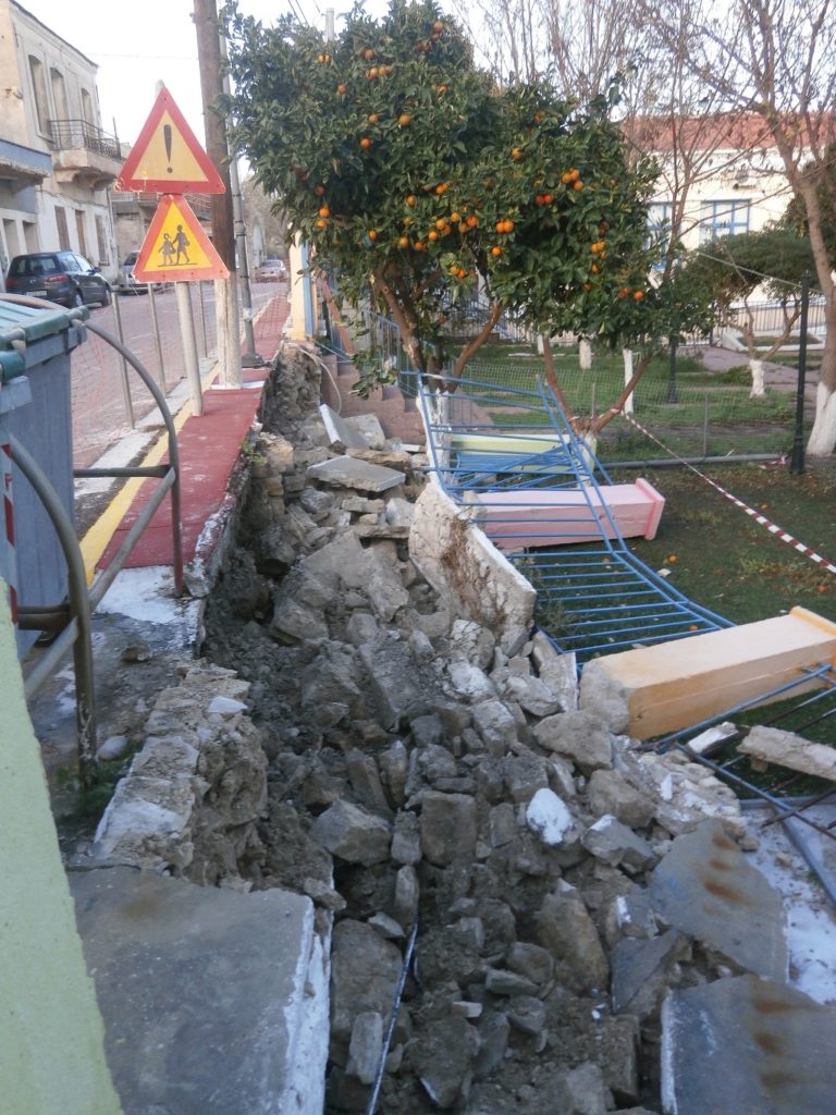 Χίος: Εργασίες αποκατάστασης σε τοιχίο του Σχολείου Καλλιμασιάς