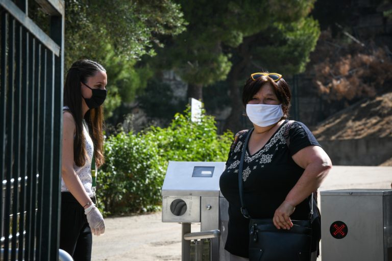 Τα μέτρα από σήμερα για τον περιορισμό της πανδημίας- Eνάμιση μέτρο απόσταση σε όλους τους χώρους