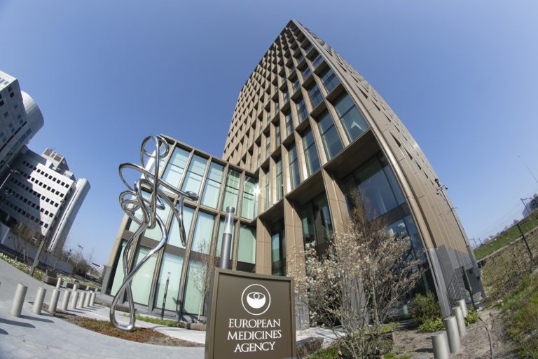 Ο EMA εξετάζει την έγκριση χαπιού με μολνουπιραβίρη κατά του κορονοϊού