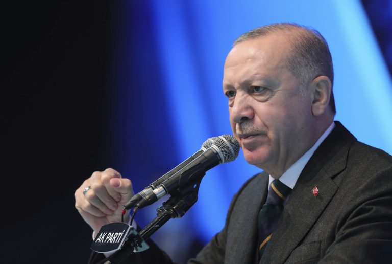 Ο Ερντογάν απέλυσε τρία μέλη της επιτροπής νομισματικής πολιτικής – Σε χαμηλά επίπεδα ρεκόρ η λίρα