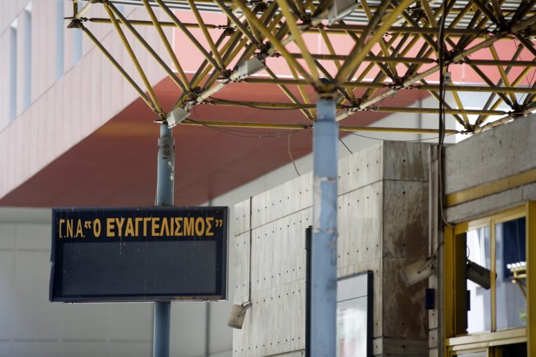 Ο Δ. Κουτσούμπας έκανε την τρίτη δόση του εμβολίου κατά του κορονοϊού