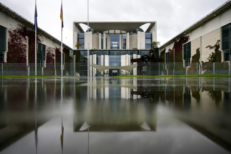 Γερμανία: Έναρξη των τριμερών διαβουλεύσεων για κυβέρνηση συνεργασίας (video)