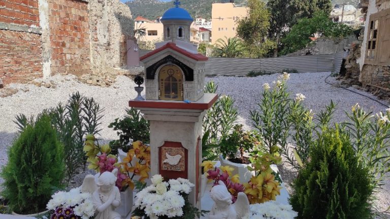 Σάμος: Βουβός ο πόνος της κοινωνίας για τον άδικο χαμό του Άρη και της Κλαίρης από τον φονικό σεισμό στο νησί