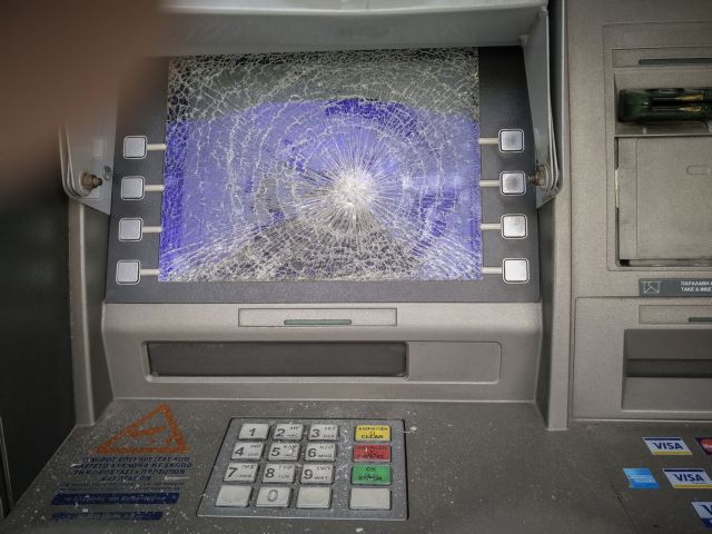 Άγνωστοι προκάλεσαν ζημιές σε τρία υποκαταστήματα τραπεζών