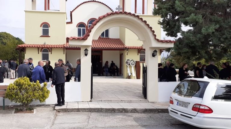 Σε κλίμα οδύνης η κηδεία της άτυχης Νεκταρίας στο χωριό της – Δέχθηκε 16 μαχαιριές από τον πρώην σύζυγό της (video)
