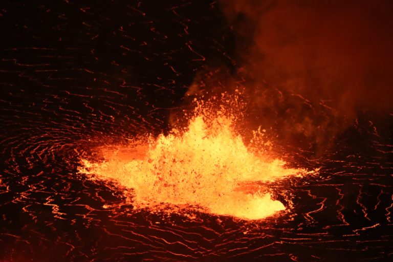 Ηφαιστειακές εκρήξεις και ποτάμια λάβας σε Λα Πάλμα και Χαβάη (video)