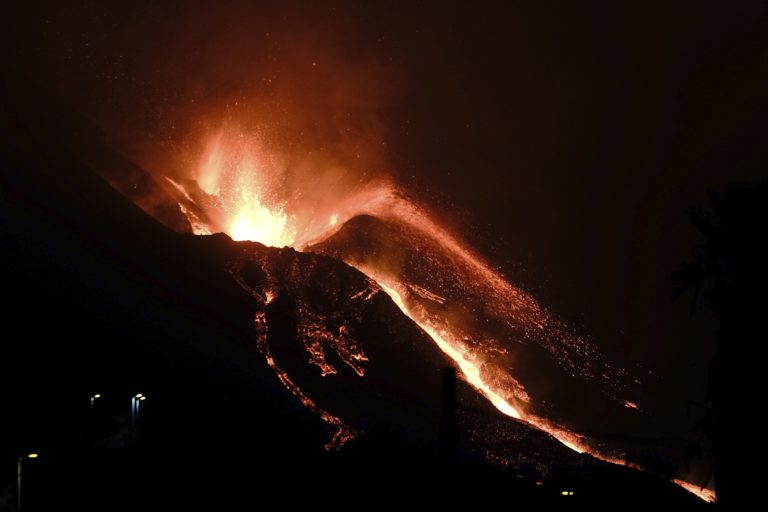 Κομμάτια λάβας σε μέγεθος κτηρίου εκτοξεύει το ηφαίστειο  στη Λα Πάλμα