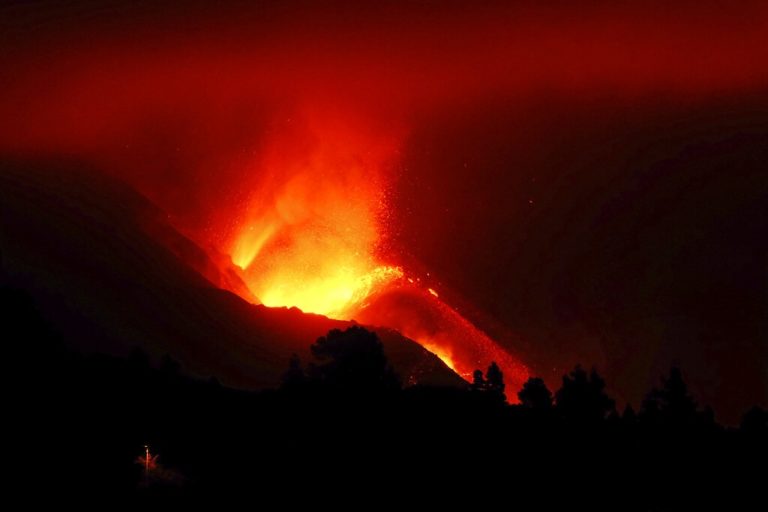 Την απομάκρυνση 800 κατοίκων από μια κοινότητα στη Λα Πάλμα διέταξαν οι αρχές – Απειλούνται σπίτια από τη λάβα