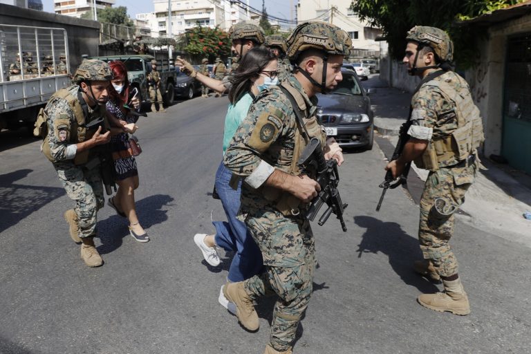 Λίβανος: Θρήνος και διχασμός μετά τις αιματηρές συγκρούσεις στη Βηρυτό
