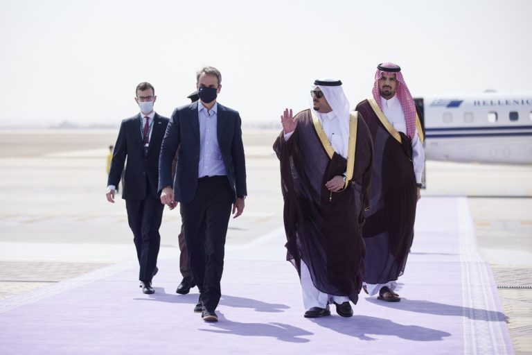 Η Ελλάδα ενισχύει τη διπλωματική της παρουσία – Στη Σαουδική Αραβία ο πρωθυπουργός, μνημόνιο συνεργασίας με τη Βρετανία