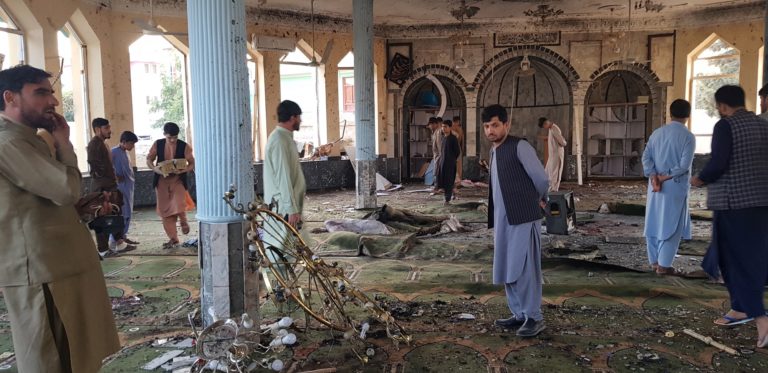 Αφγανιστάν: Το ISIS ανέλαβε την ευθύνη για την φονική έκρηξη σε τζαμί – Δεκάδες νεκροί και τραυματίες
