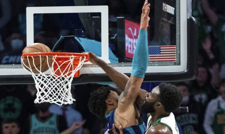 NBA: Στην κορυφή του Top-10 το απίστευτο «poster» κάρφωμα του Μπράουν στον Μπρίτζες (video)