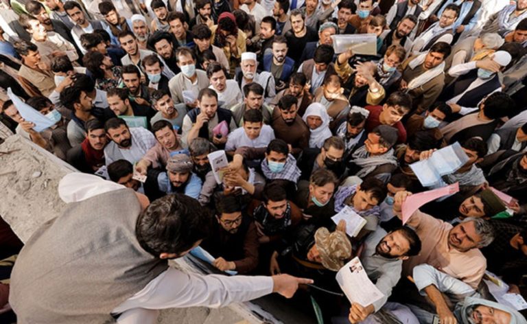 Καμπούλ: Εκατοντάδες άνθρωποι συνέρρευσαν μάταια στο γραφείο έκδοσης διαβατηρίων