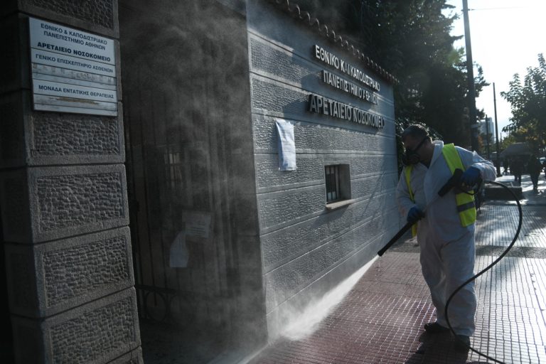 Διαψεύδει η Ιατρική ΕΚΠΑ τα περί διακοπής νοσηλειών Covid στις κλινικές της