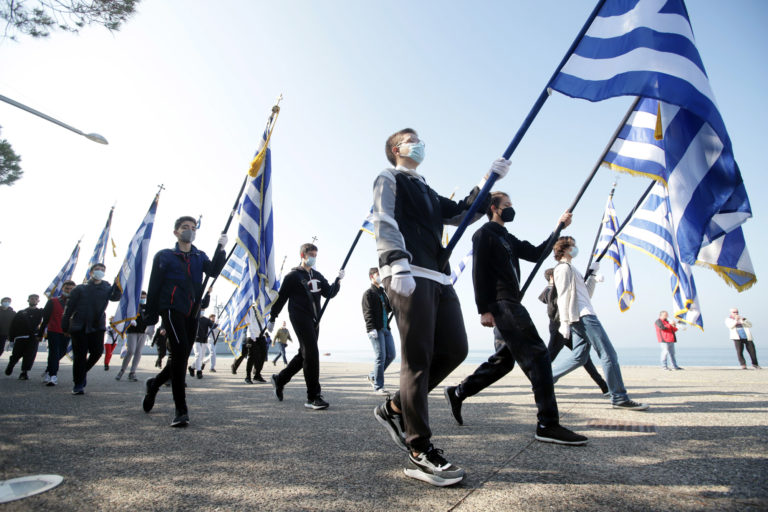 Ανησυχία για διασπορά στις παρελάσεις — Ανεμβολίαστοι αρνητές δεν δέχονται να διασωληνωθούν (video)