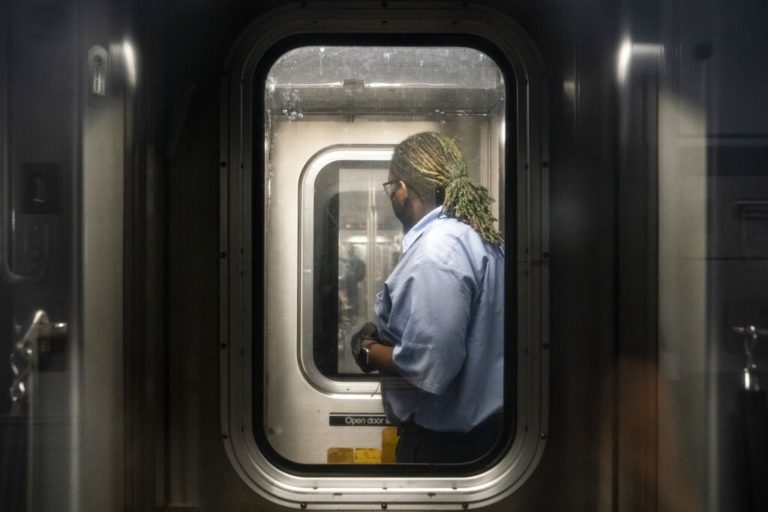 ΗΠΑ: Επιβάτες στο μετρό της Φιλαδέλφειας ήταν μάρτυρες σε βιασμό και δεν έκαναν τίποτα, λένε οι αρχές