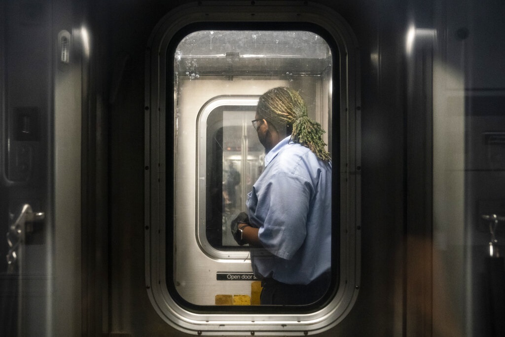 ΗΠΑ: Επιβάτες στο μετρό της Φιλαδέλφειας ήταν μάρτυρες σε βιασμό και δεν έκαναν τίποτα, λένε οι αρχές