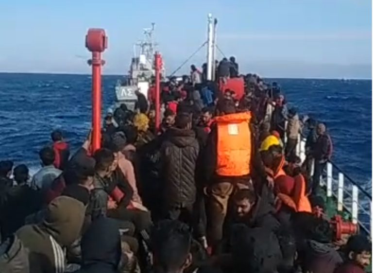 Προς Κρήτη το ακυβέρνητο πλοίο – Γ. Πλακιωτάκης: Η Τουρκία συμπεριφέρεται σαν πειρατής (video)