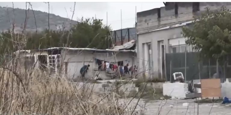 Βόλος: Αλυσοδεμένος σε αυλή από τους γονείς του 55χρονος – Οι ποινές που επιβλήθηκαν