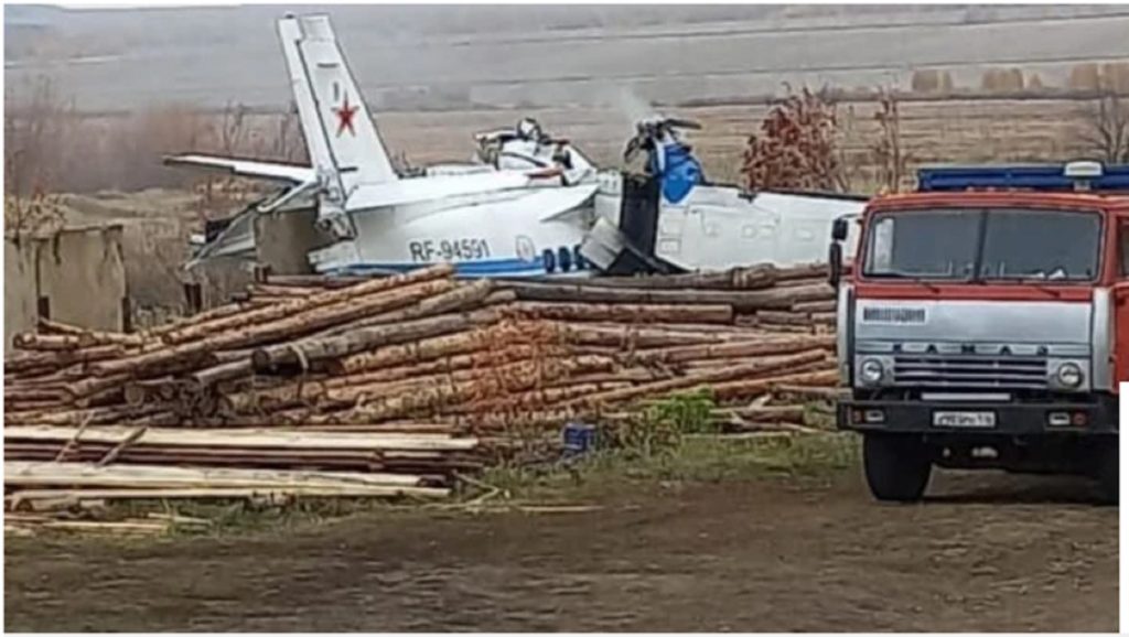 Ρωσία: Αεροσκάφος συνετρίβη σε κατοικημένη περιοχή – Τουλάχιστον 16 νεκροί (video)