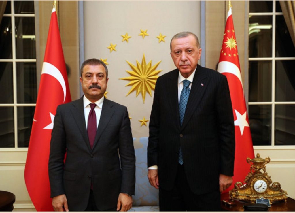 Τουρκία: Ασυνήθιστα μεγάλη μείωση επιτοκίων με διαταγή Ερντογάν – Η δημοτικότητα του σε πτώση μαζί με τη λίρα