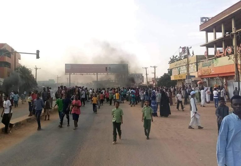 Σουδάν: Αιματηρές διαδηλώσεις κατά του πραξικοπήματος – Τρεις νεκροί και 80 τραυματίες