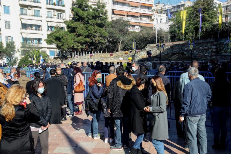 Παρελαύνει ο κορονοϊός – Έκρηξη κρουσμάτων – Καμπανάκι κινδύνου για εικόνες συνωστισμού στη Θεσσαλονίκη (video)