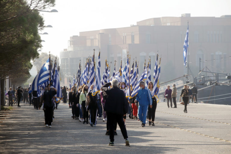 Μια ανάσα από το «κόκκινο» η Θεσσαλονίκη —  Πυρετώδεις προετοιμασίες για την 28η Οκτωβρίου (video)
