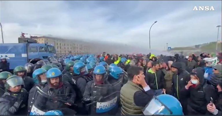 Τεργέστη: Η Αστυνομία εκκενώνει με αύρες τους απεργούς κατά του Green Pass – Συμπαράσταση της Δεξιάς στους διαδηλωτές (live video)