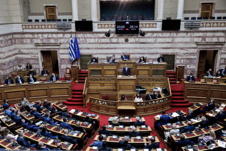 Μετωπική σύγκρουση κορυφής στη Βουλή για την ελληνογαλλική συμφωνία- Ψηφίστηκε κατά πλειοψηφία