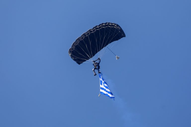 Εντυπωσιακή πτώση αλεξιπτωτιστών στη στρατιωτική παρέλαση στη Θεσσαλονίκη (video)