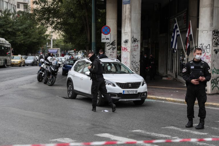 Καταδίωξη και πυροβολισμοί στο κέντρο της Αθήνας – Τραυματίστηκαν αστυνομικός και οδηγός κλεμμένου Ι.Χ.
