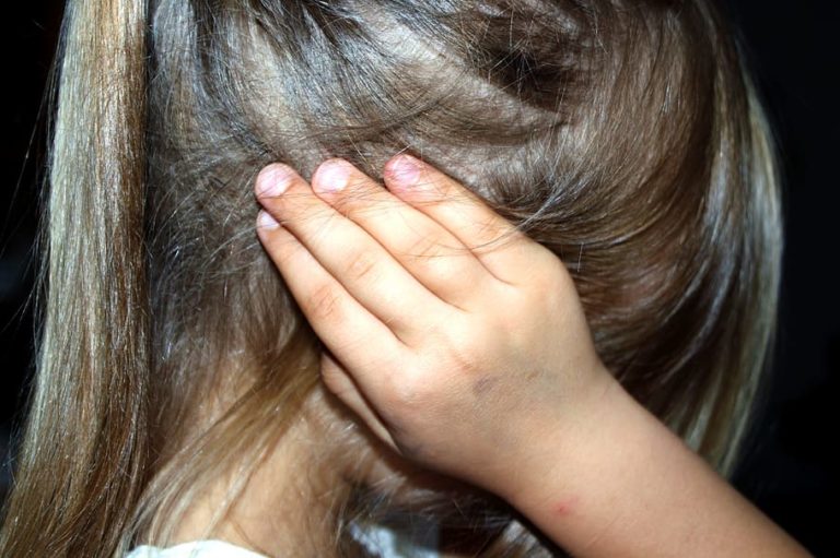 Ρόδος: Τι λέει η γιαγιά της 8χρονης στην ΕΡΤ – Γιατί την τραυμάτισε η θεία της
