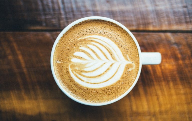Η καθημερινή κατανάλωση 3-4 φλιτζανιών καφέ σχετίζεται με μειωμένο σωματικό βάρος μόνο για… εκλεκτούς