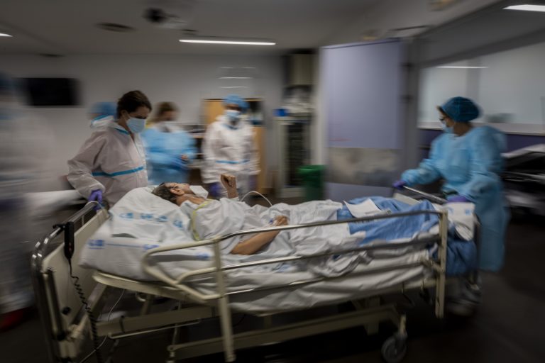 Κορονοϊός: Προβληματισμός για χαμηλό ρυθμό εμβολιασμών και αύξηση κρουσμάτων – Πέθανε 29χρονος στα Τρίκαλα