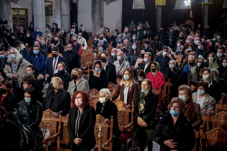 Θεσσαλονίκη: Εορτασμός του Αγίου Δημητρίου με μέτρα προστασίας, αλλά και παραφωνίες – Ιερέας προέτρεπε πιστούς να μπουν χωρίς μάσκες