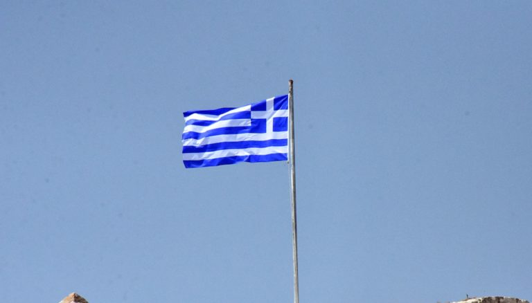 Τι συμβολίζει η ελληνική σημαία – Ο ιστορικός Άγγελος Κουτσολαμπρόπουλος μιλά στην ΕΡΤ για το εθνικό μας σύμβολο