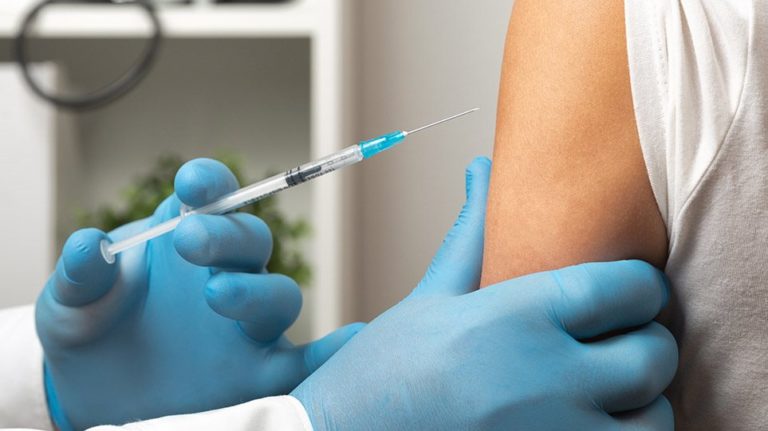 Κορονοϊός: Νεκροί τρεις νέοι σε ένα 24ωρο – Εμβολιασμοί από κινητές μονάδες του ΕΟΔΥ