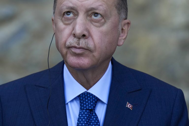 Επεισόδια στην τουρκική Βουλή — Δεύτερος στις δημοσκοπήσεις ο Ερντογάν (video)