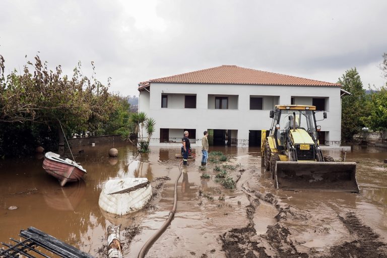 Σε συναγερμό για έντονα καιρικά φαινόμενα – Σκηνικό καταστροφής σε Βόρεια Εύβοια και Μαγνησία