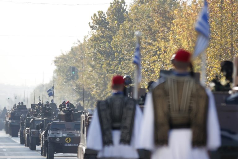 Μεγαλοπρεπής και εντυπωσιακή η στρατιωτική παρέλαση στη Θεσσαλονίκη (εικόνες & video)