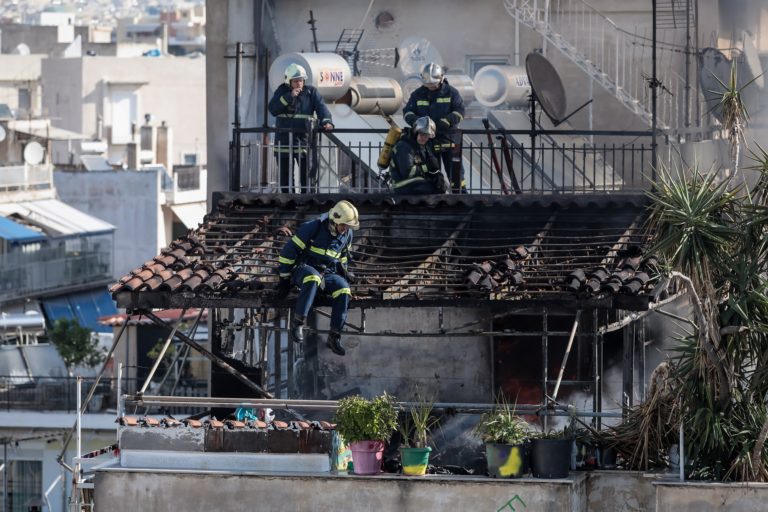 Φωτιά σε πολυκατοικία στον Κολωνό – Συγκλονίζει βίντεο με ένοικο που πήδηξε από μπαλκόνι για να σωθεί