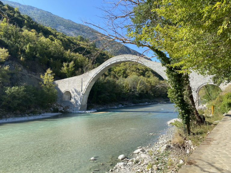 Βραβείο για την αποκατάσταση του γεφυριού Πλάκας παρουσία της υπ. Πολιτισμού Λ. Μενδώνη