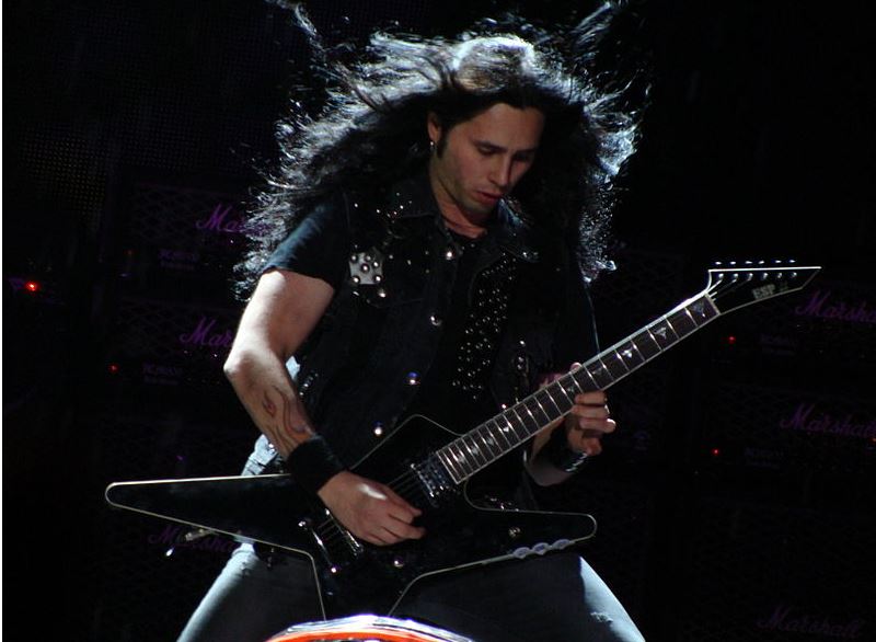 Ο Gus G, κορυφαίος κιθαρίστας της Heavy metal, μιλά στην ΕΡΤ για το νέο του ορχηστρικό δίσκο (video)