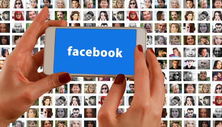 Facebook: Τα σκάνδαλα και η διακοπή λειτουργίας δοκιμάζουν τη σχέση του με τους χρήστες του