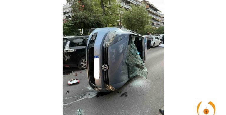 Τροχαίο στη Ν. Σμύρνη – ΙΧ αναποδογύρισε και έπεσε σε παρκαρισμένα οχήματα