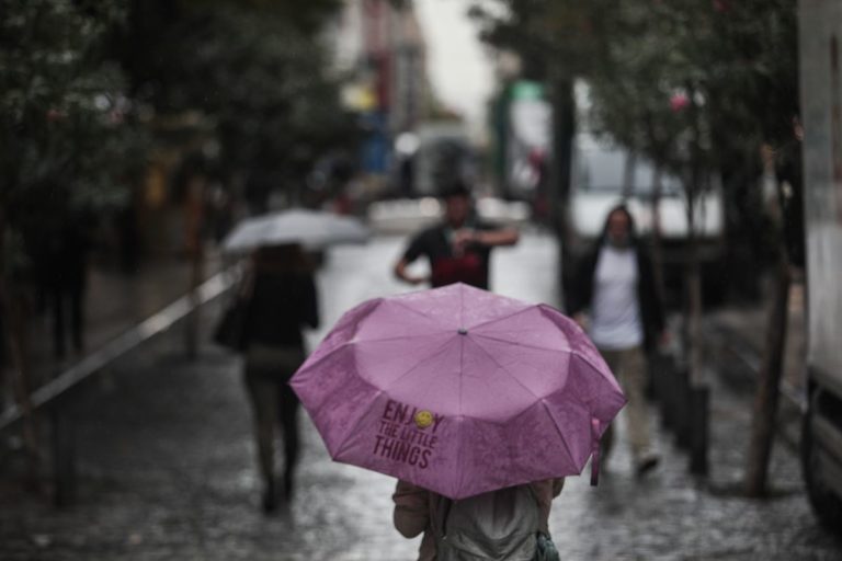Καιρός: Τοπικά έντονα βροχερός μέχρι τη Δευτέρα (video)