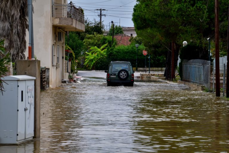 Εξασθενεί σήμερα η κακοκαιρία – Ισχυρές βροχές και καταιγίδες έπληξαν την κεντρική Μακεδονία