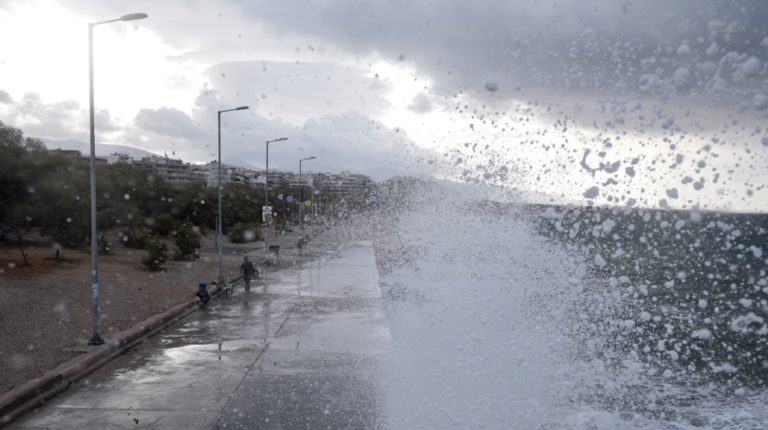 Ο καιρός με την Αναστασία Τυράσκη: Επιδείνωση με καταιγίδες και θυελλώδεις νοτιάδες (video)