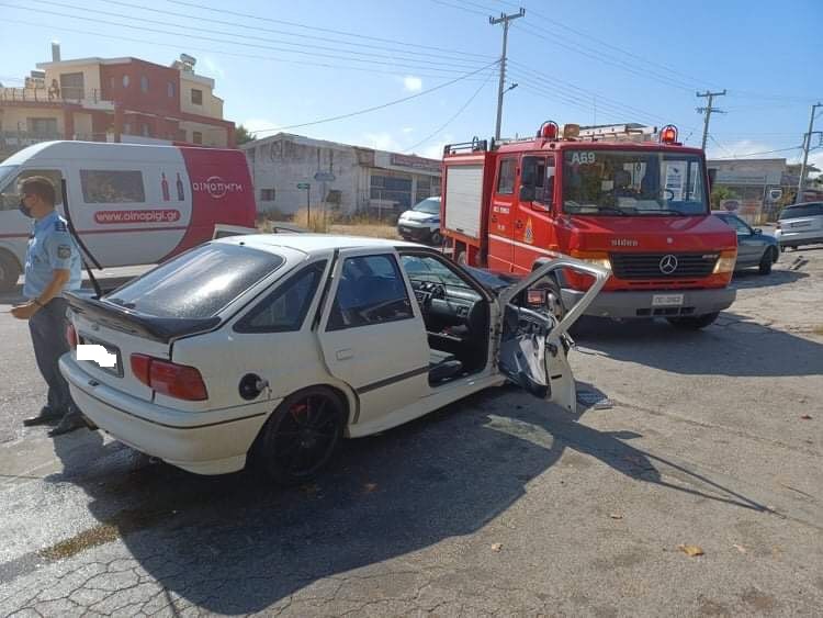 Τροχαίο με τρεις τραυματίες από τη σύγκρουση δύο οχημάτων